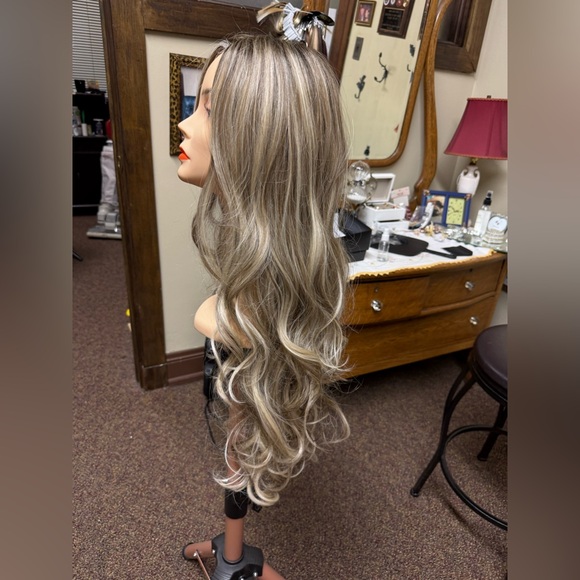 Allegra 28 (inch long) Belle Tress heat ok Wig - Picture 4 of 6